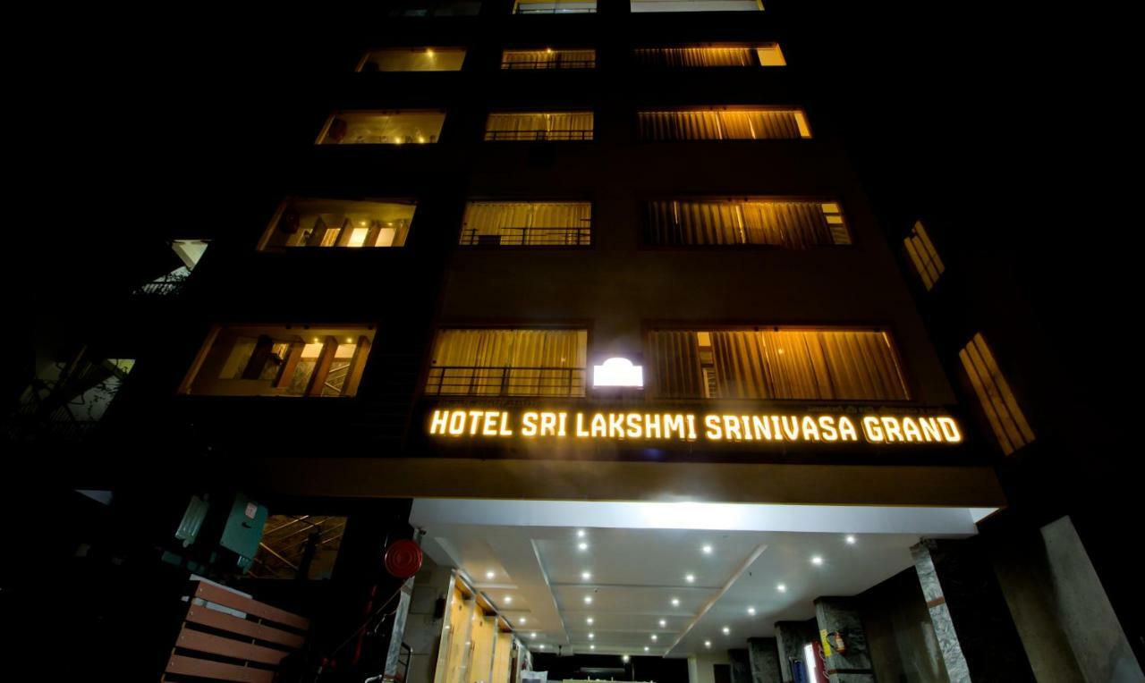 Treebo Sls Grand Hotell Tirupati Exteriör bild